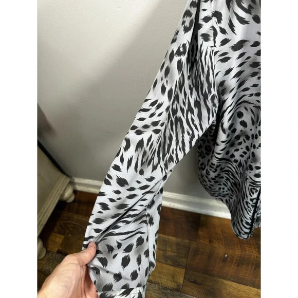 Alfred Dunner silver Leopard Print button down blouse Shoulder Pads Sz 18 - Picture 2 of 5